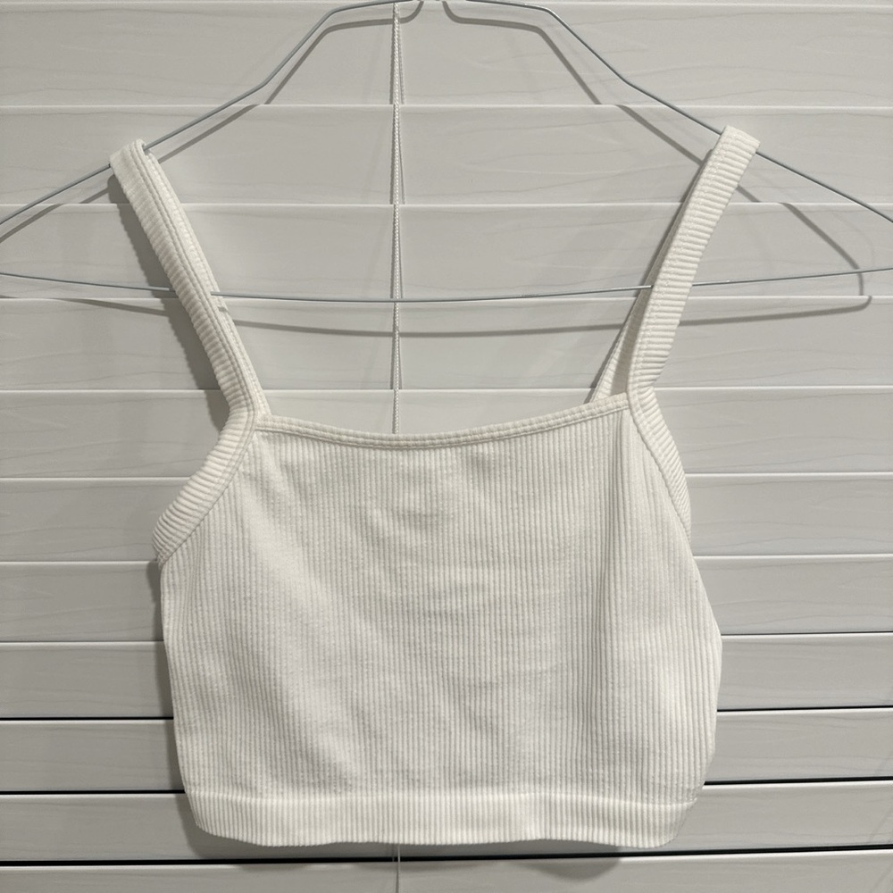 colsie white ribbed cropped cami with thick strap